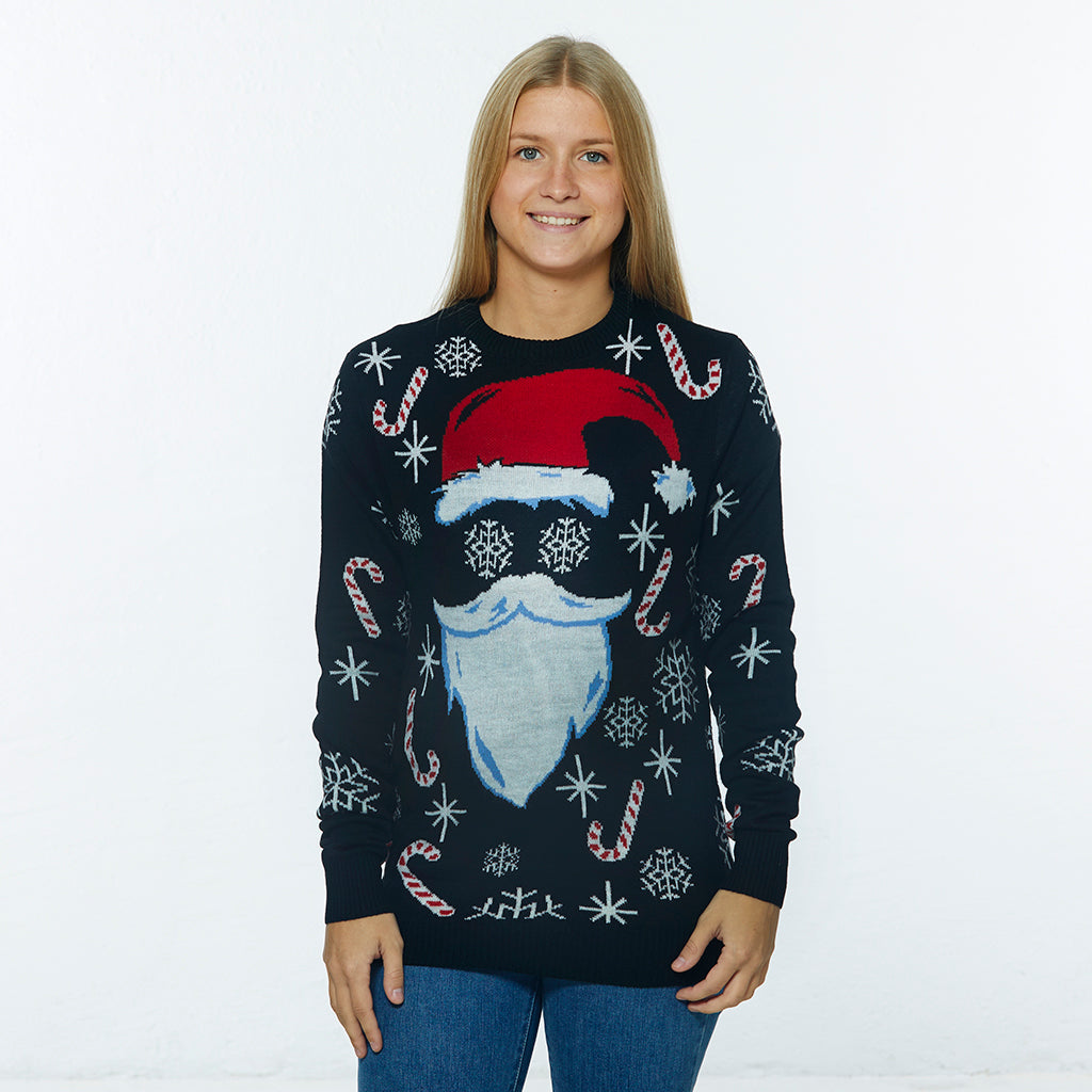 En smilende kvinde iført en julesweater med snefnug.